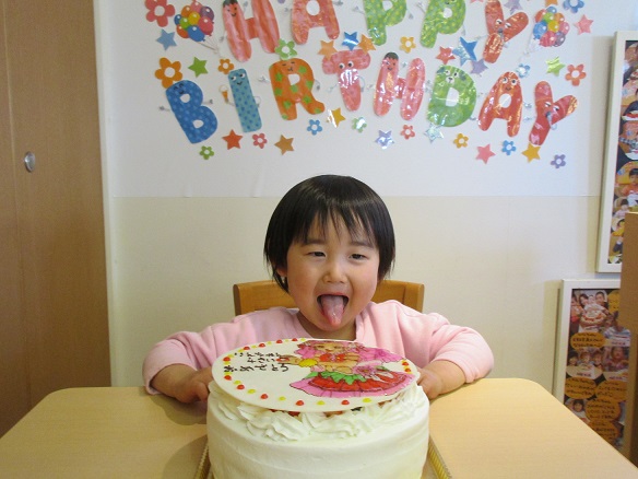 お誕生日おめでとう 2月11日までのみなさんの写真です お誕生日ケーキ R子のつぶやき おかし屋さん Hapihapi